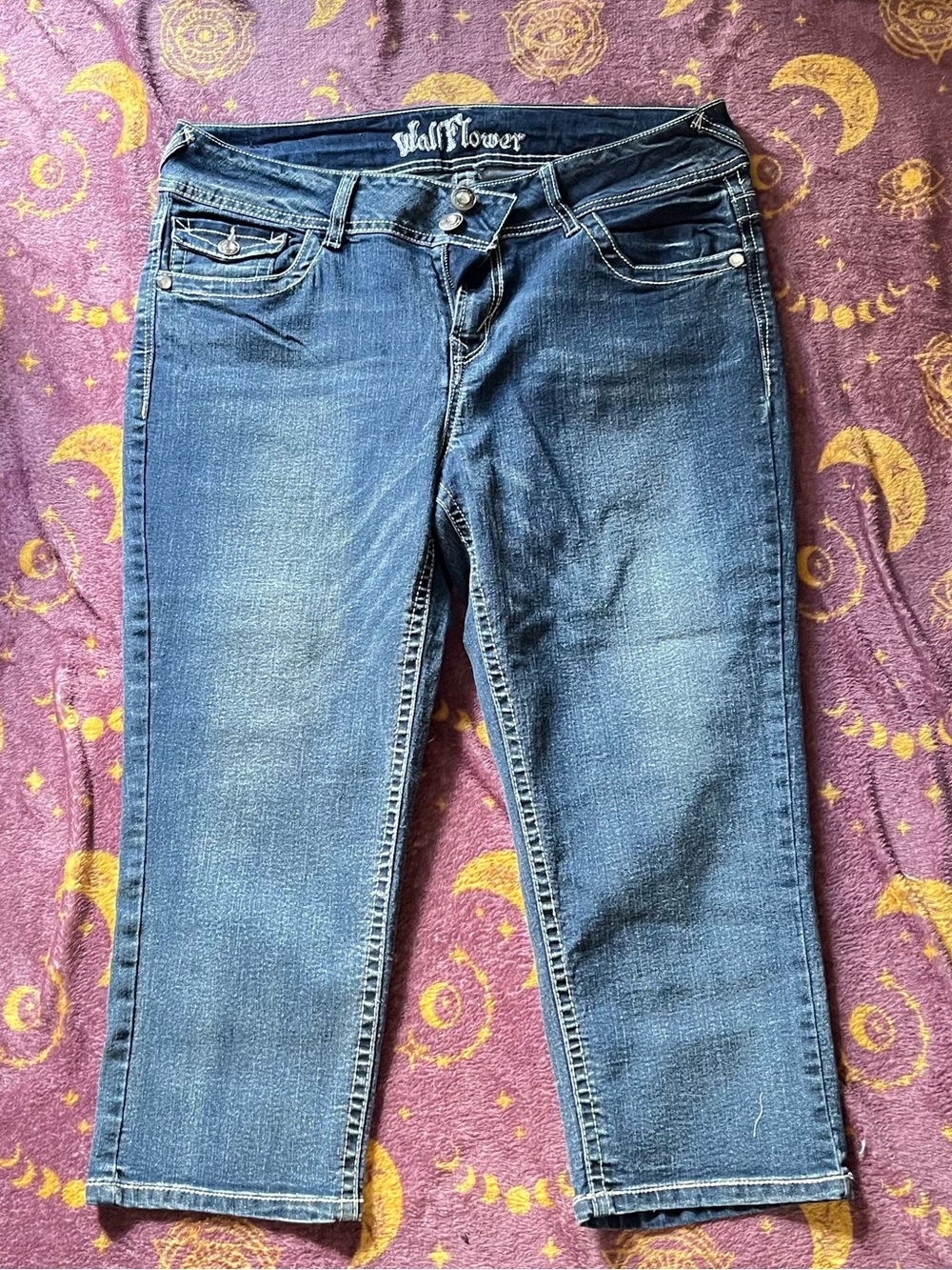 Wallflower Jean Capris embellished back pockets (g)